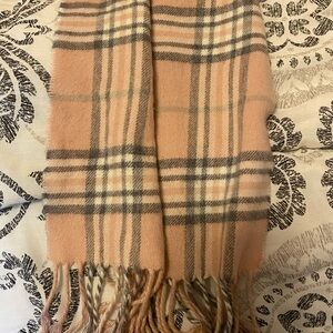 V. FRAAS Checkered Scarf in Peach and Beige